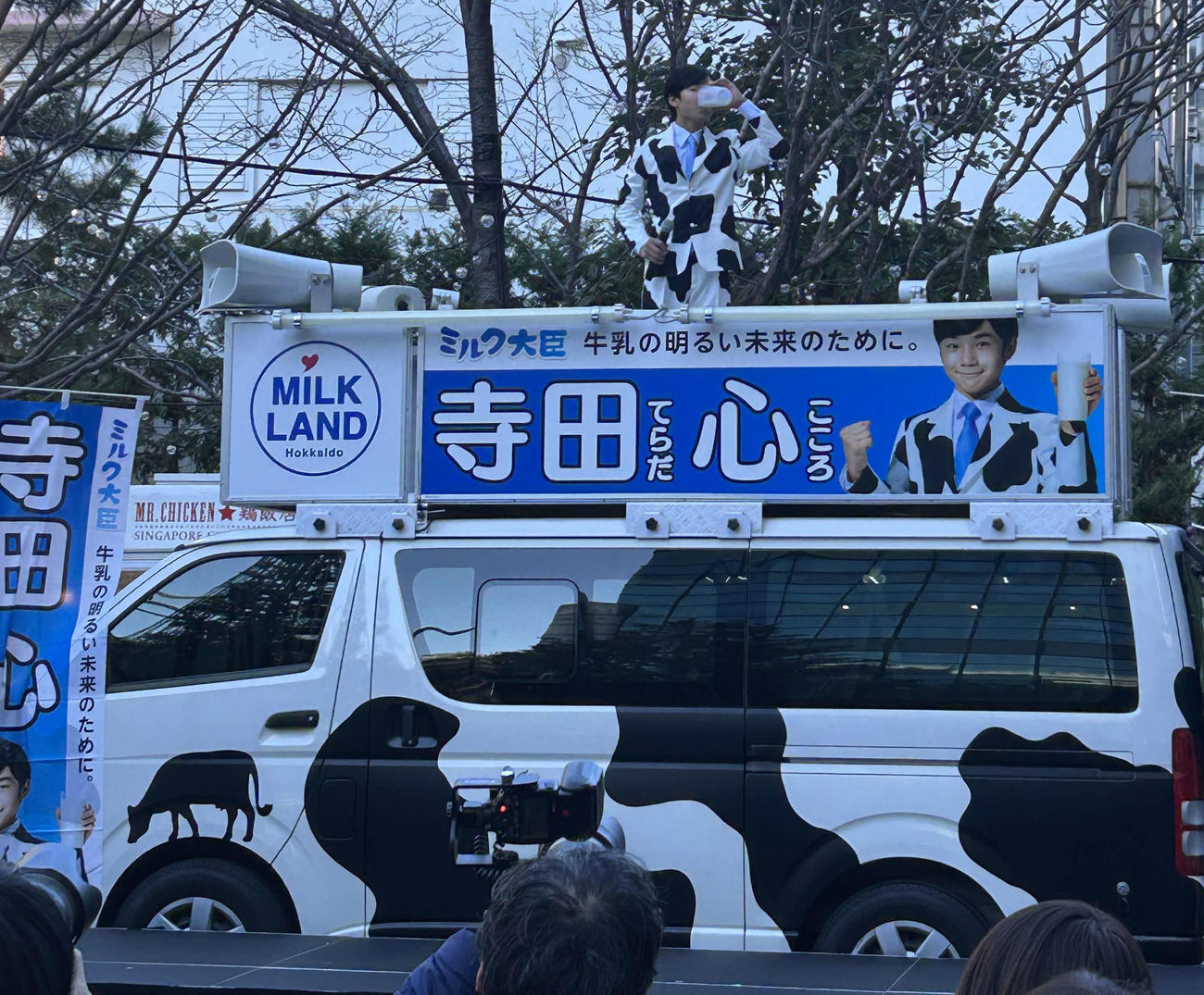 北海道産牛乳をPRする「牛乳飲みてぇ！牛乳の相方総選挙　結果発表会見」で牛乳を飲む寺田心（撮影・松尾幸之介）
