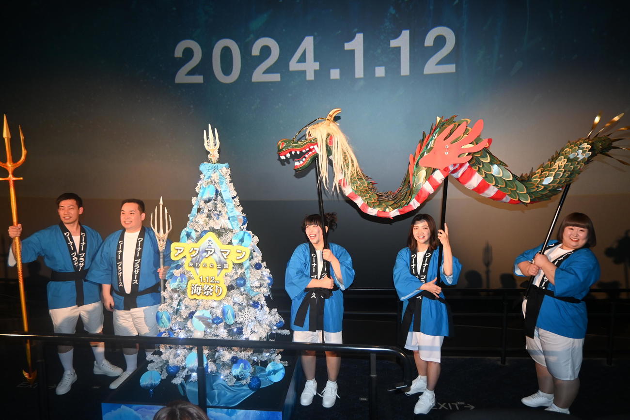左からミルクボーイ駒場孝、内海崇、3時のヒロインゆめっち、福田麻貴、かなで（撮影・松浦隆司）