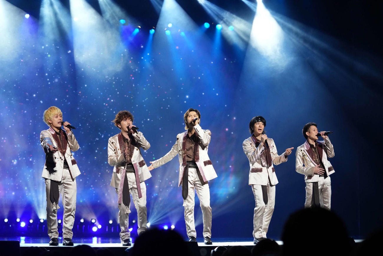 アンコールに応えるA．B．C－Z。左から塚田僚一、河合郁人、橋本良亮、戸塚祥太、五関晃一（撮影・横山健太）