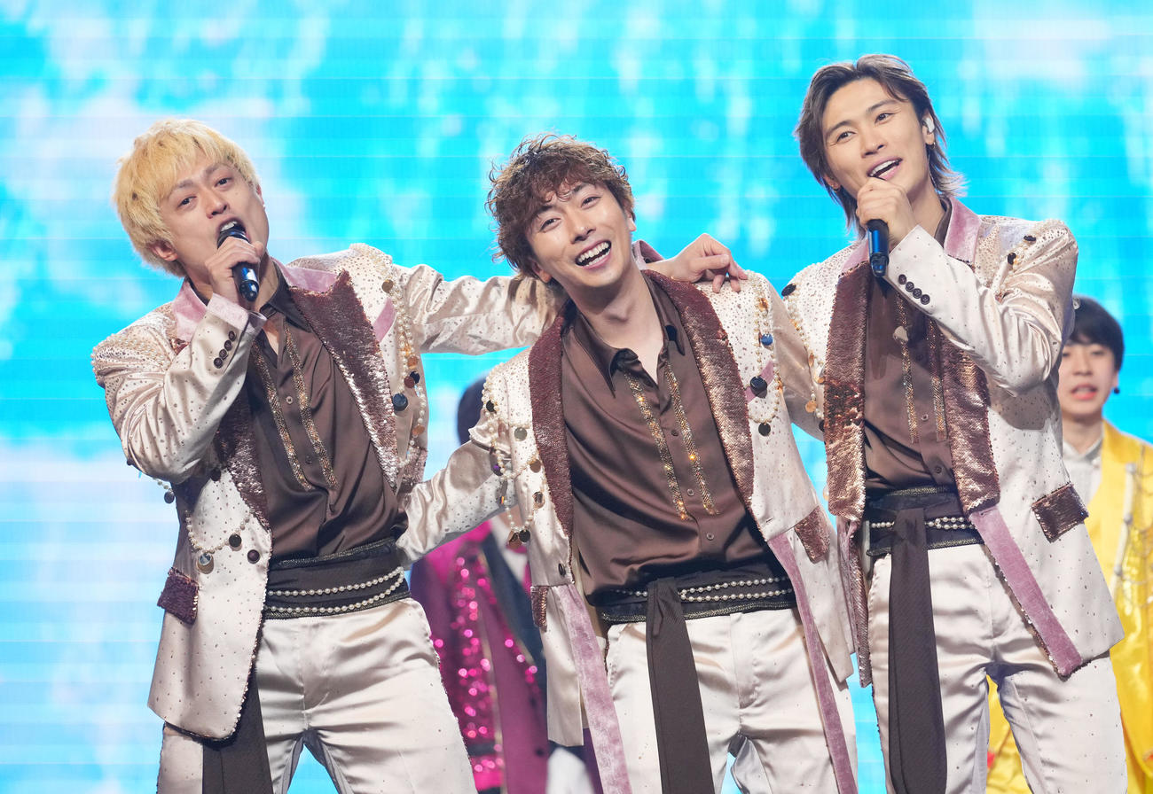 笑顔で肩を組むA．B．C－Zの、左から塚田僚一、河合郁人、橋本良亮（撮影・横山健太）