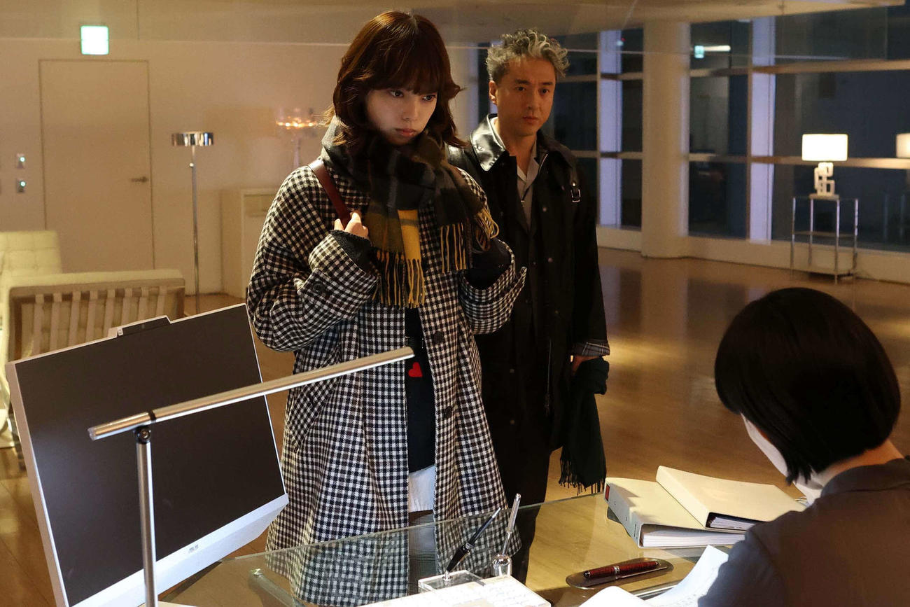 フジテレビ系「うちの弁護士は手がかかる」に出演する平手友梨奈、ムロツヨシ(C)フジテレビ