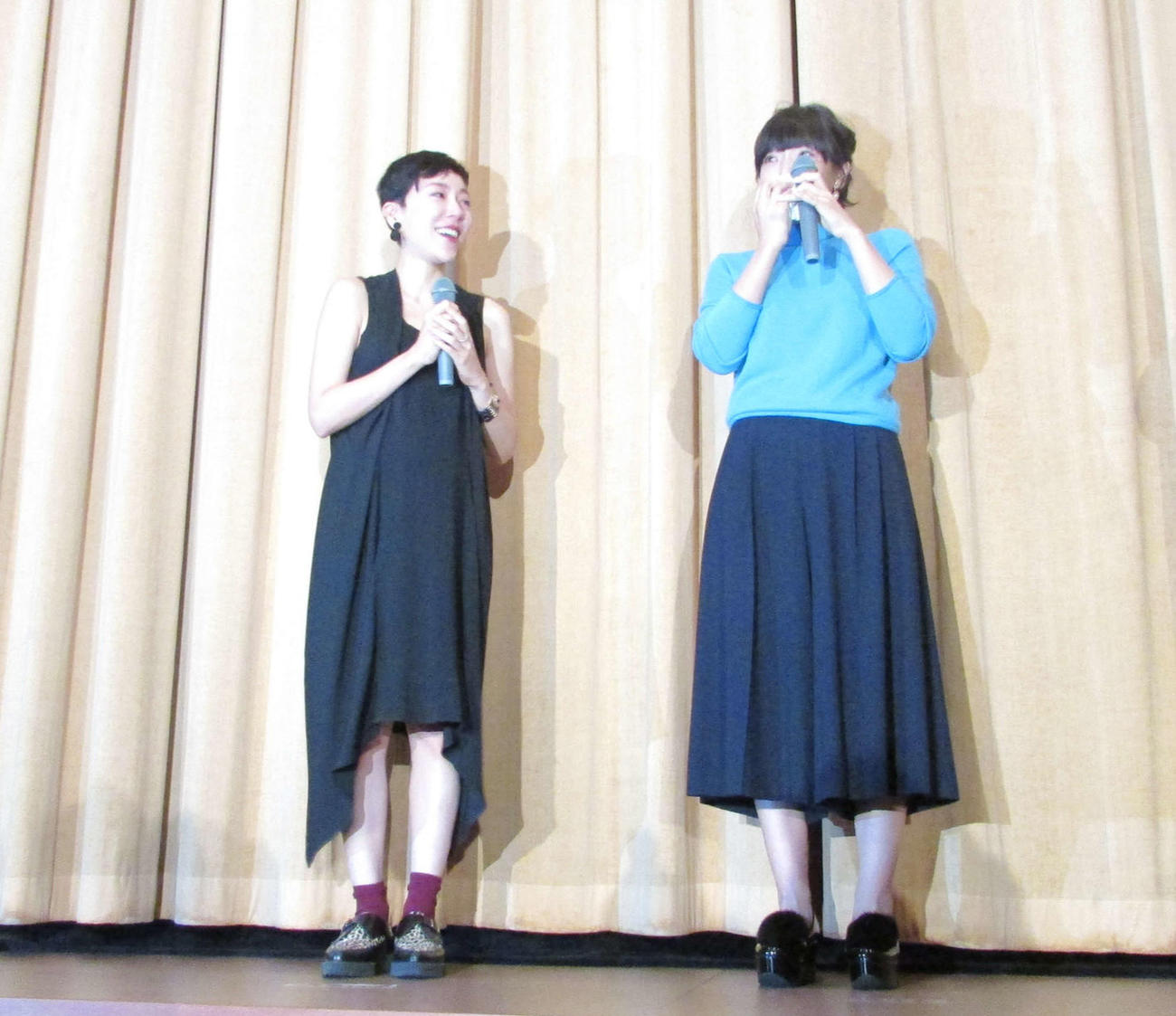 映画「0・5ミリ」初日舞台あいさつで涙を見せる安藤サクラ（右）を見つめる安藤桃子監督（2014年11月撮影）