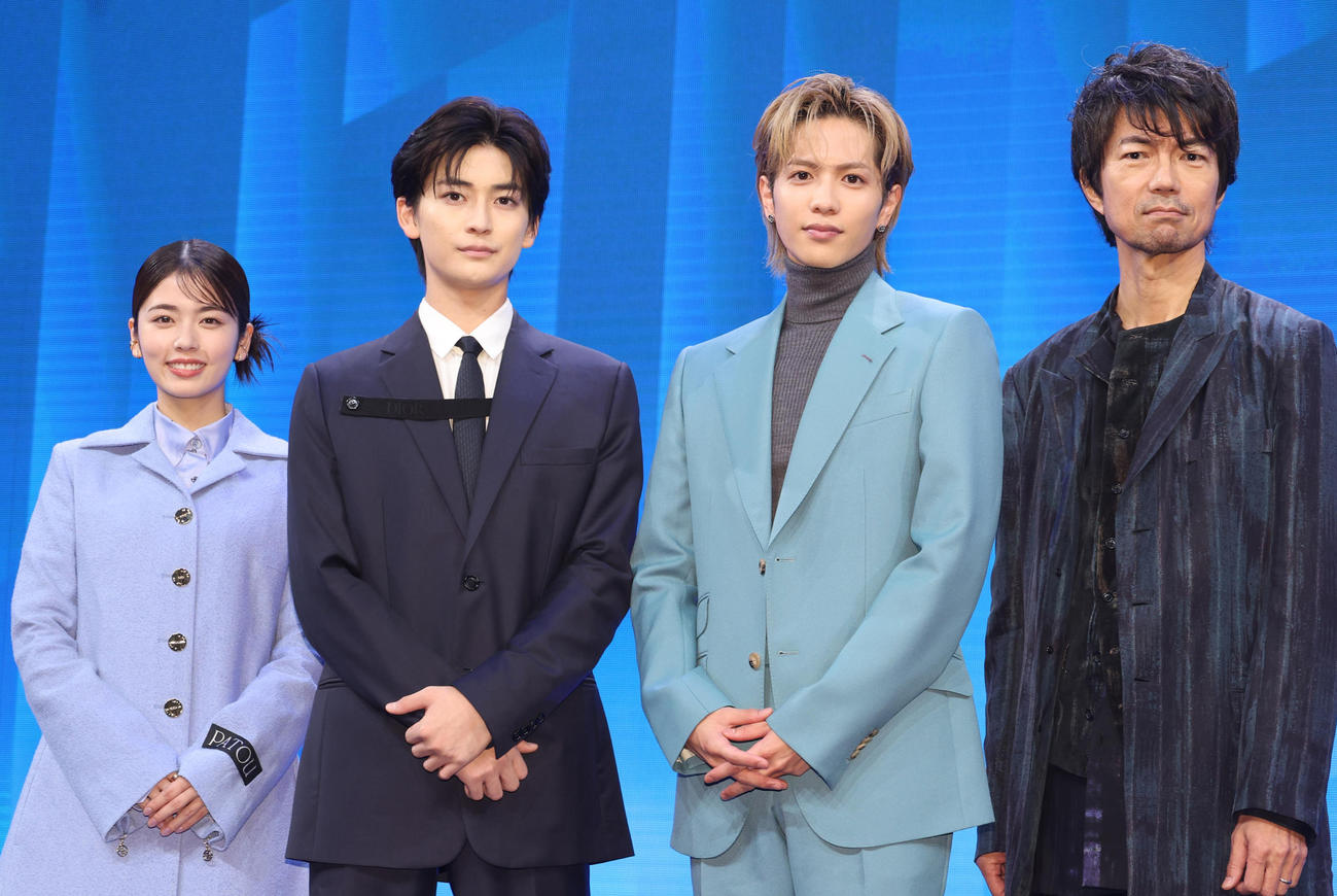 TBS系ドラマ「フェルマーの料理」に出演する左から小芝風花、高橋文哉、志尊淳、仲村トオル（2023年10月撮影）