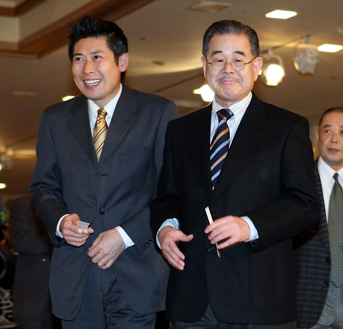 マギー審司（左）とマギー司郎（2009年撮影）