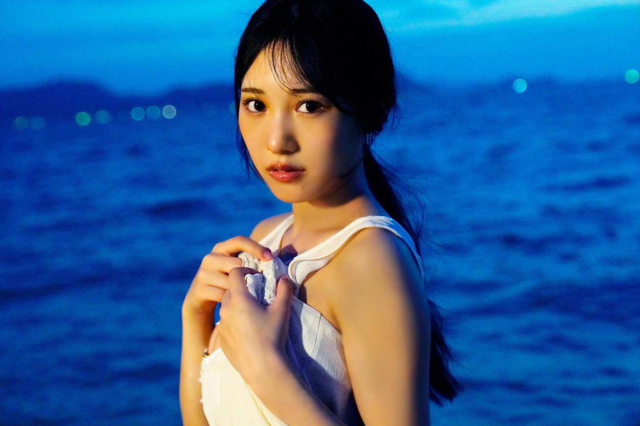 「グラビアザテレビジョン」のグラビアに登場している横野すみれ（C）KADOKAWA／佐藤佑一