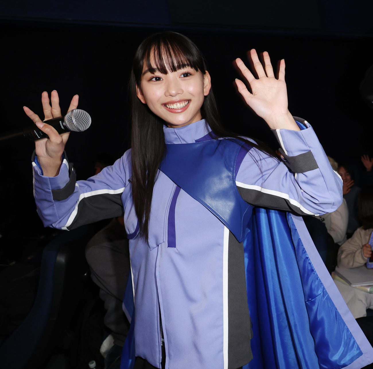 「仮面ライダー　THE WINTER MOVIE　ガッチャード＆ギーツ　最強ケミー★ガッチャ大作戦」初日舞台あいさつを行った松本麗世（撮影・中島郁夫）