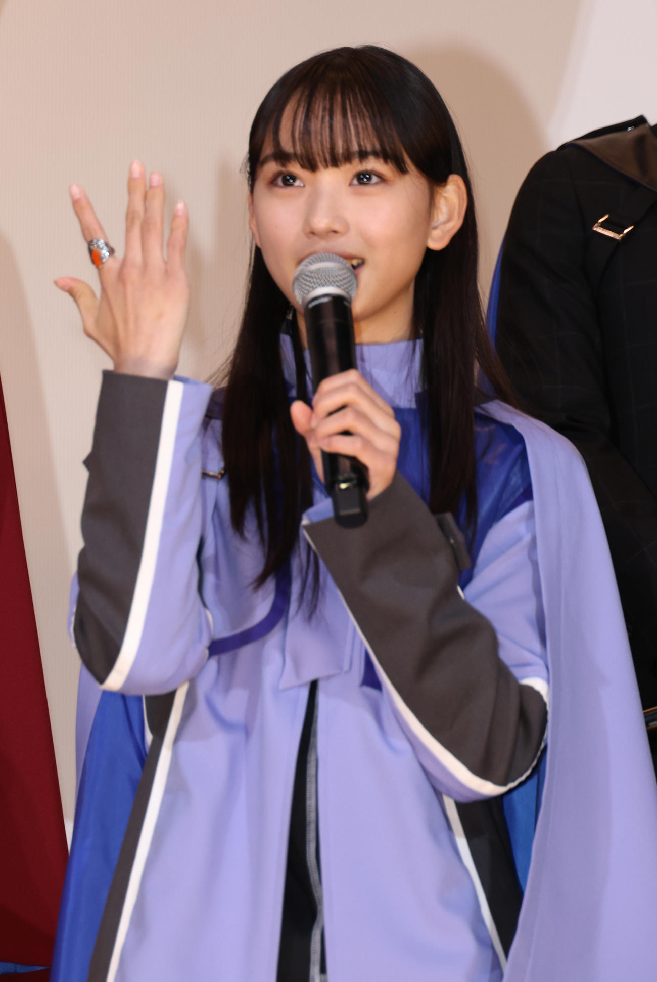 「仮面ライダー　THE WINTER MOVIE　ガッチャード＆ギーツ　最強ケミー★ガッチャ大作戦」初日舞台あいさつを行った松本麗世（撮影・中島郁夫）