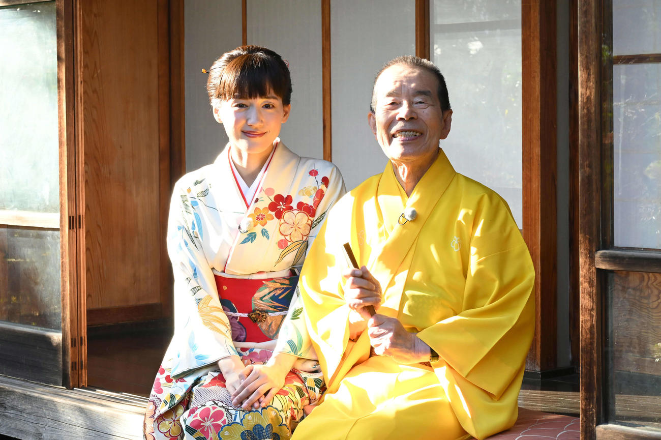 24年元日放送の日本テレビ系「笑点」の正月特番「笑点　お正月だよ！大喜利まつり」でロケを行った綾瀬はるか（右）と林家木久扇
