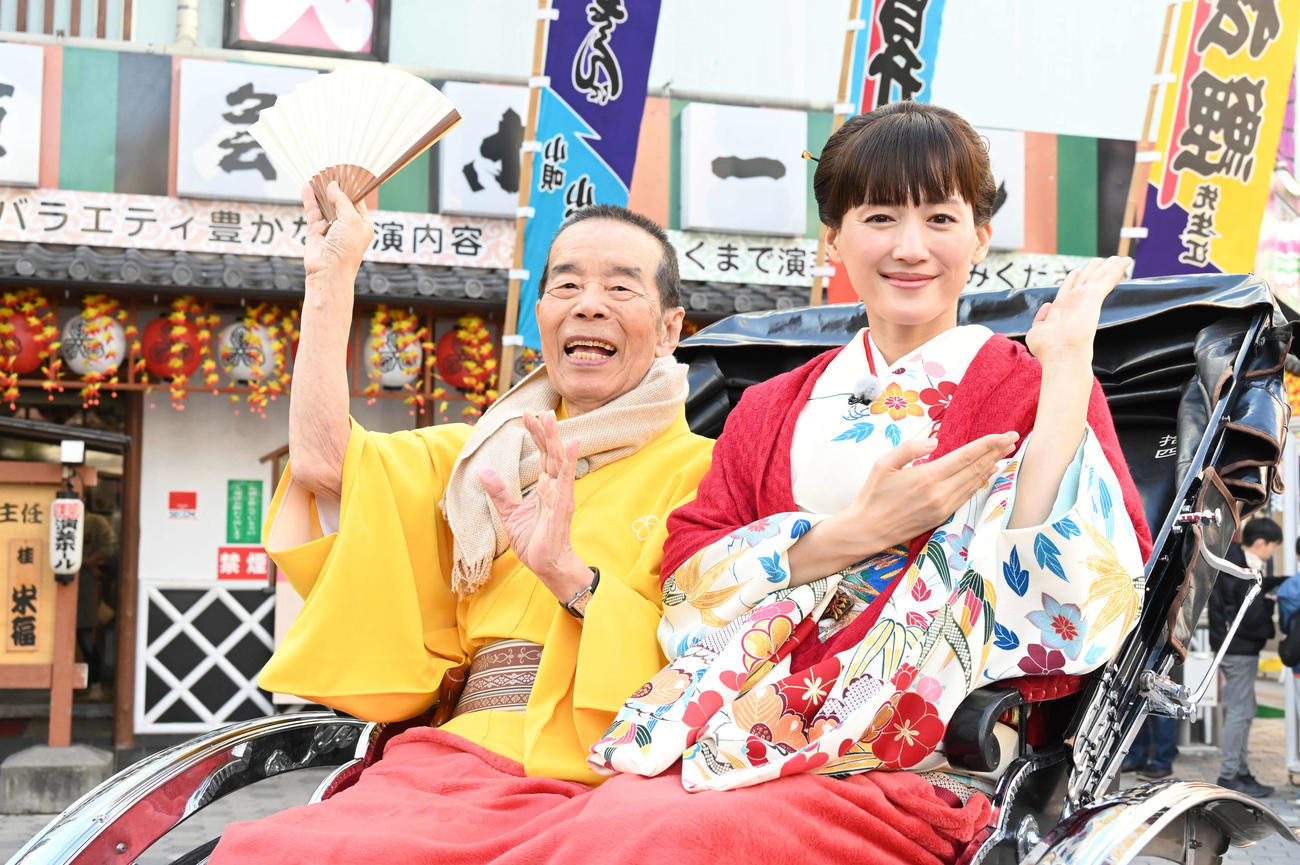 24年元日放送の日本テレビ系「笑点」の正月特番「笑点　お正月だよ！大喜利まつり」で浅草ロケを行った綾瀬はるか（右）と林家木久扇