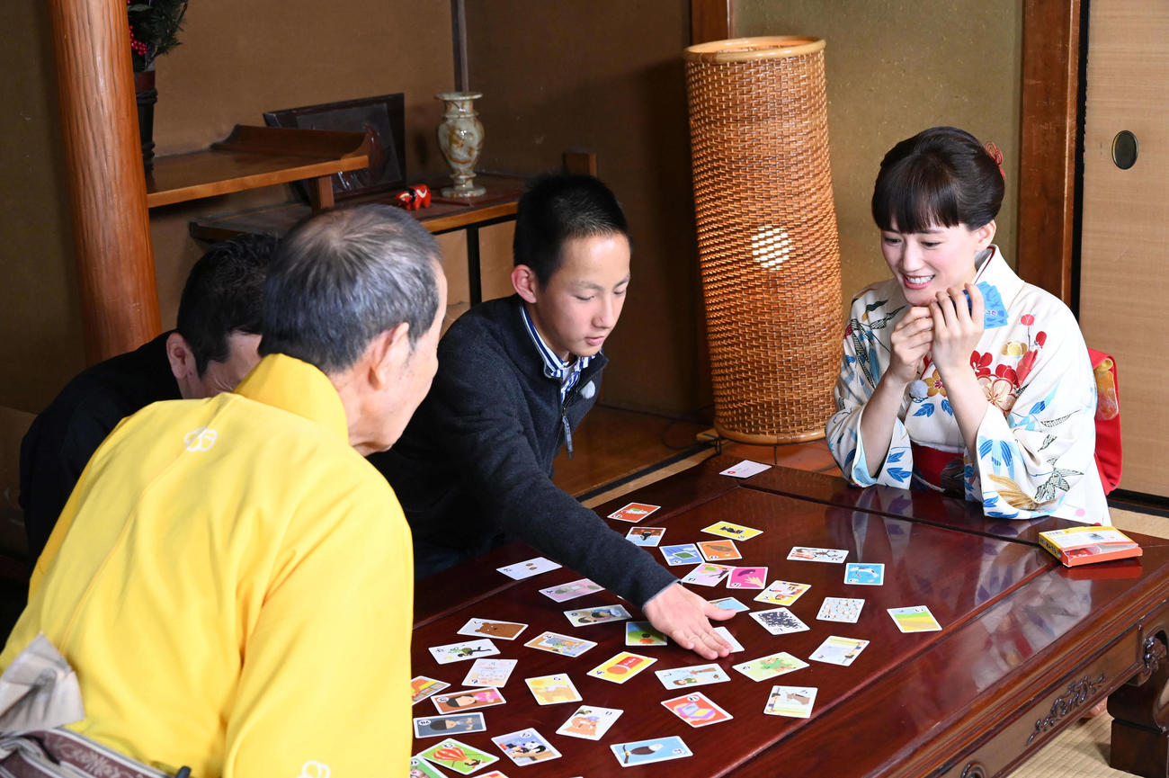24年元日放送の日本テレビ系「笑点」の正月特番「笑点　お正月だよ！大喜利まつり」のロケでカルタを行う綾瀬はるか（右端）と林家木久扇（左端）