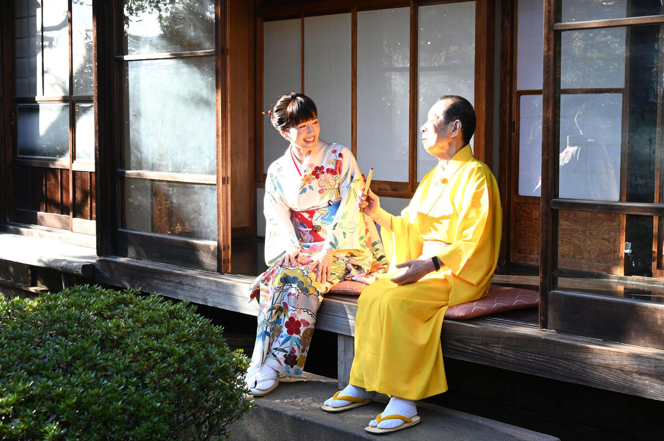 24年元日放送の日本テレビ系「笑点」の正月特番「笑点　お正月だよ！大喜利まつり」でロケを行った綾瀬はるか（右）と林家木久扇