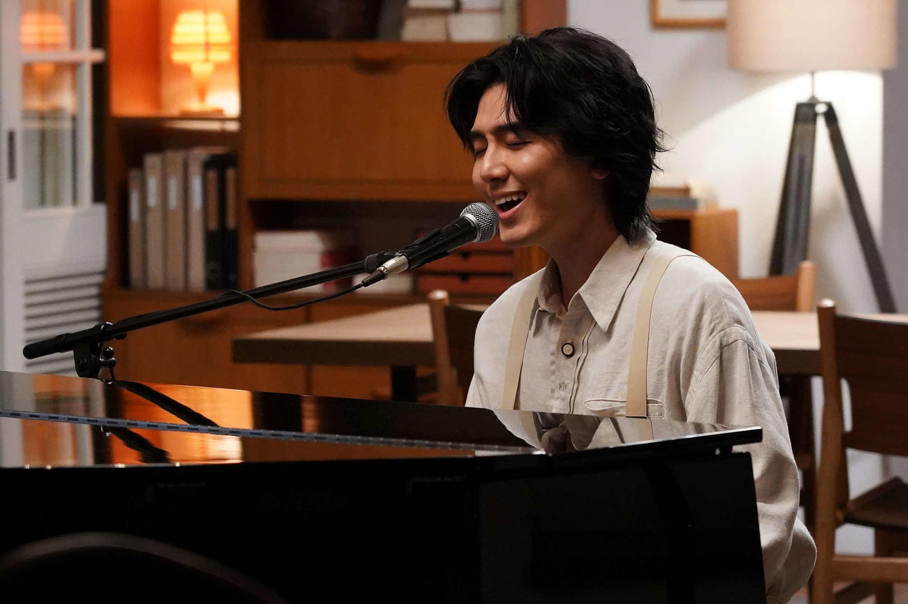 フジテレビ系「いちばんすきな花」でサプライズ登場した藤井風(C)フジテレビ