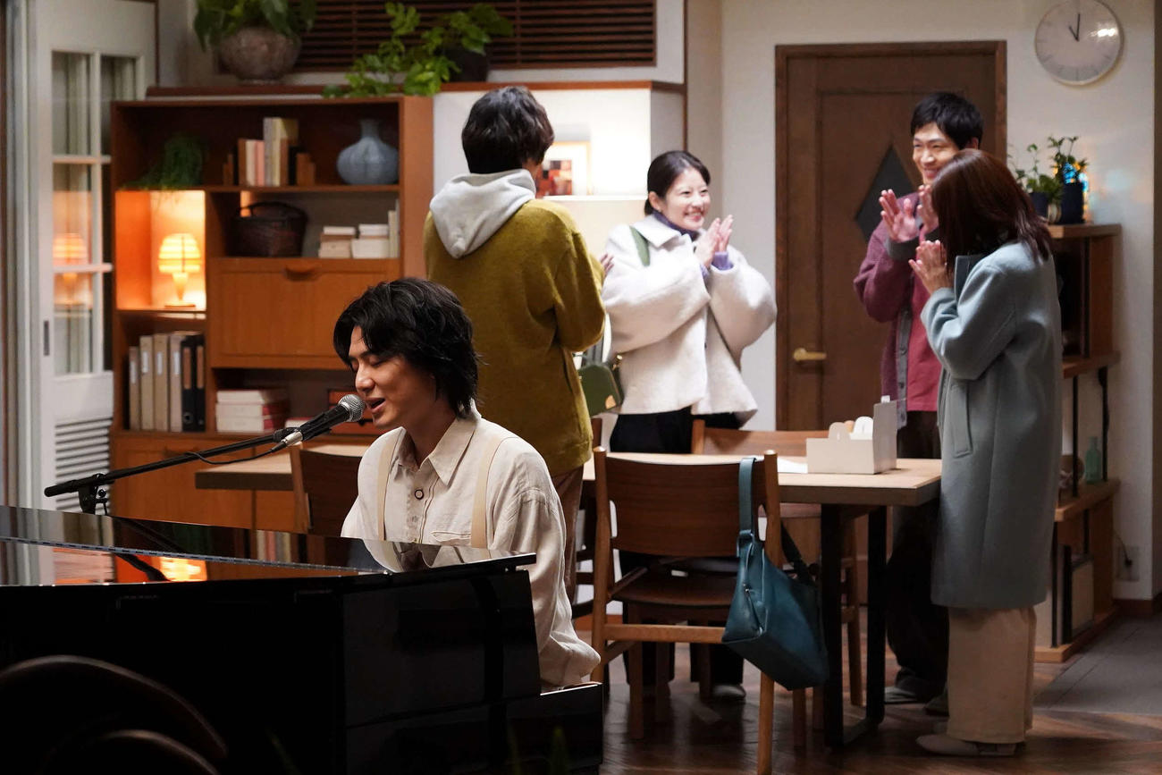 フジテレビ系「いちばんすきな花」でサプライズ登場した藤井風、後方左から神尾楓珠、今田美桜、松下洸平、多部未華子(C)フジテレビ