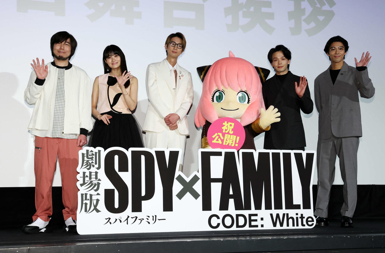「劇場版　SPY×FAMILY CODE：　White」初日舞台あいさつで笑顔で手を振る登壇者、左から松田健一郎、早見沙織、江口拓也、アーニャ、中村倫也、賀来賢人（撮影・宮地輝）