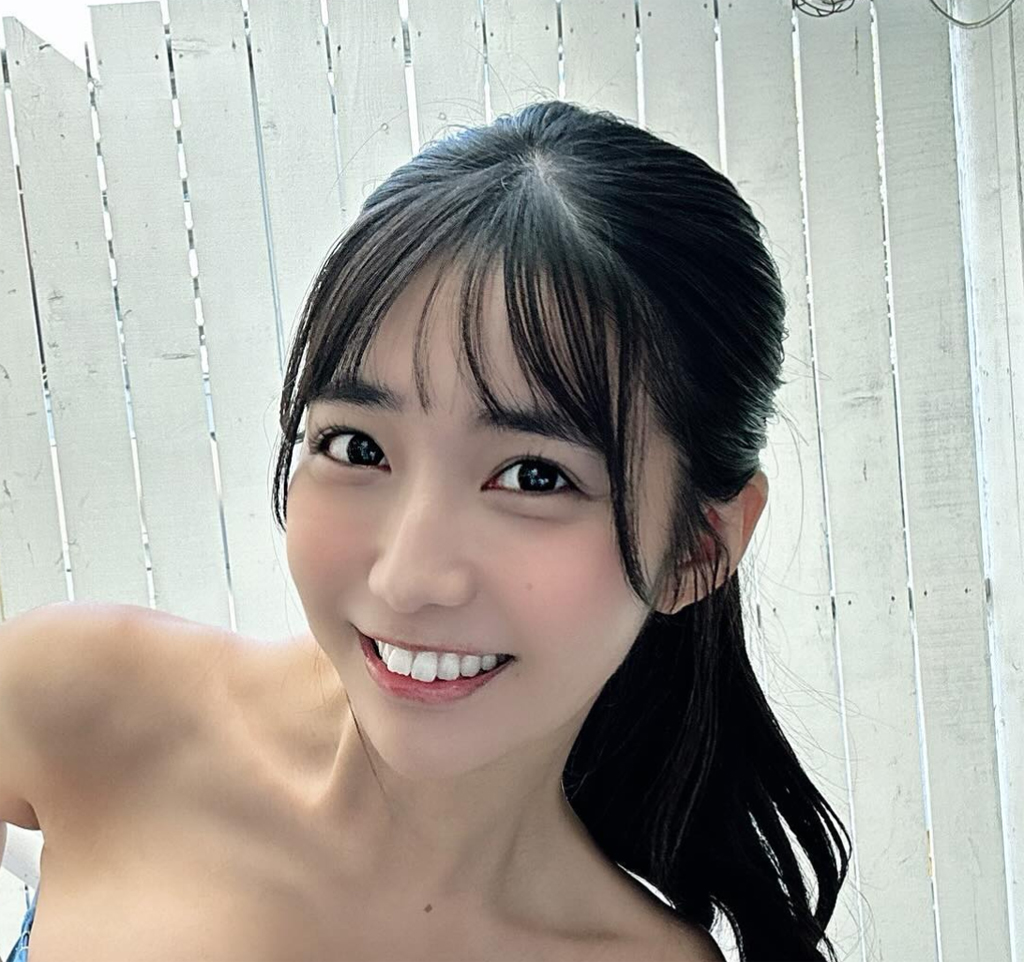 #2i2天羽希純「こんにちわん」階段の手すりに豊満美バストが…ファン「魅力にメロメロ」 - 芸能写真ニュース : 日刊スポーツ