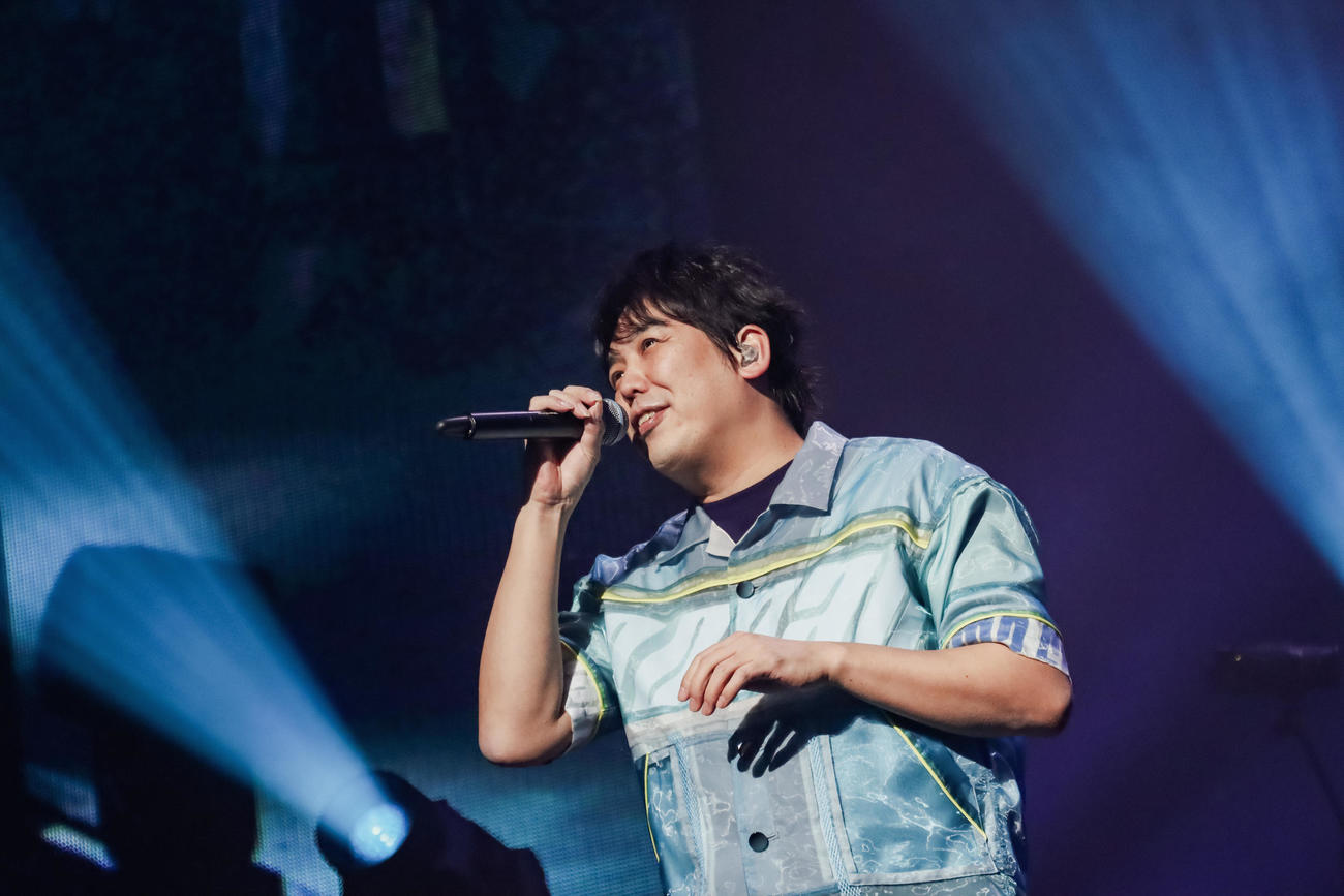 日本武道館で20周年記念ツアーのファイナル公演を行ったスキマスイッチの大橋卓弥（撮影・福政良治）