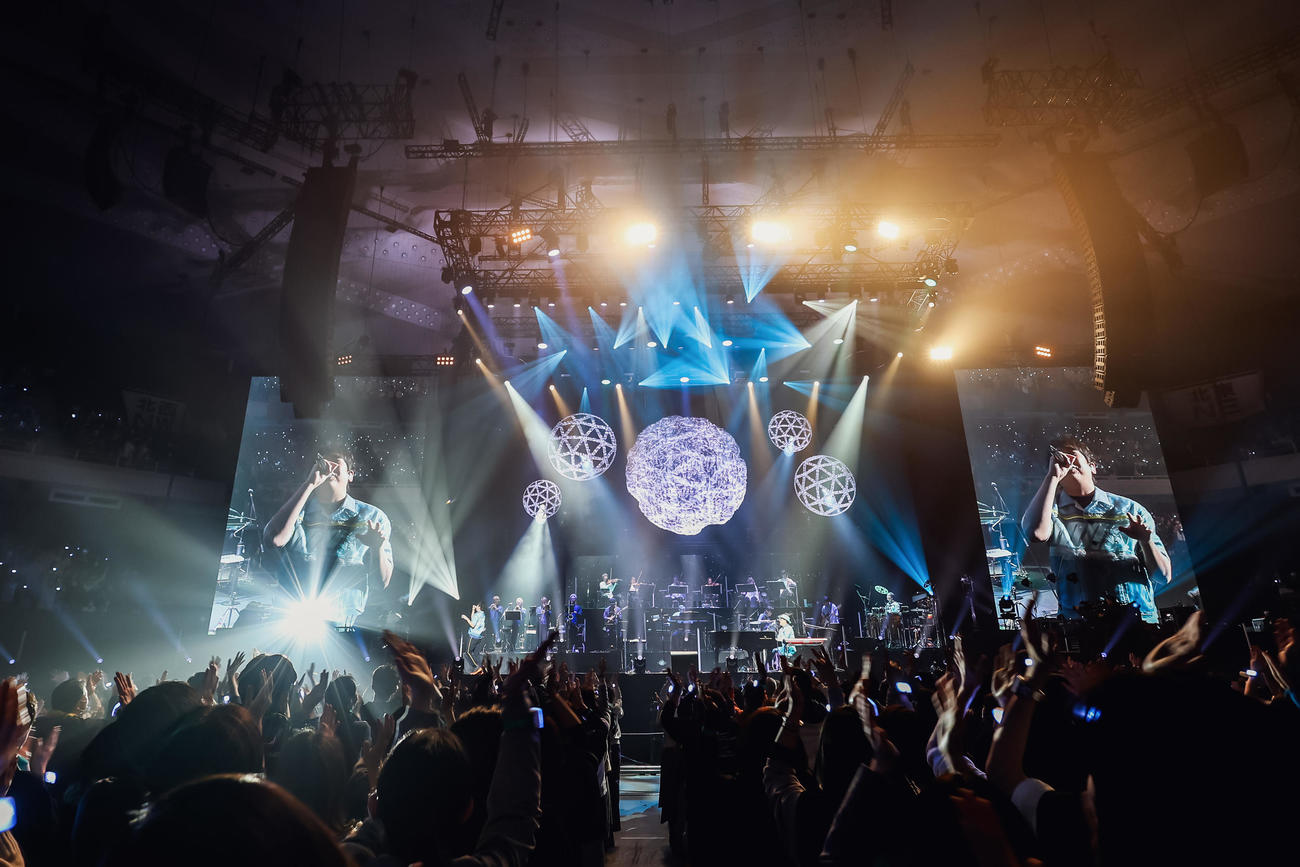 日本武道館で20周年記念ツアーのファイナル公演を行ったスキマスイッチ（撮影・福政良治）