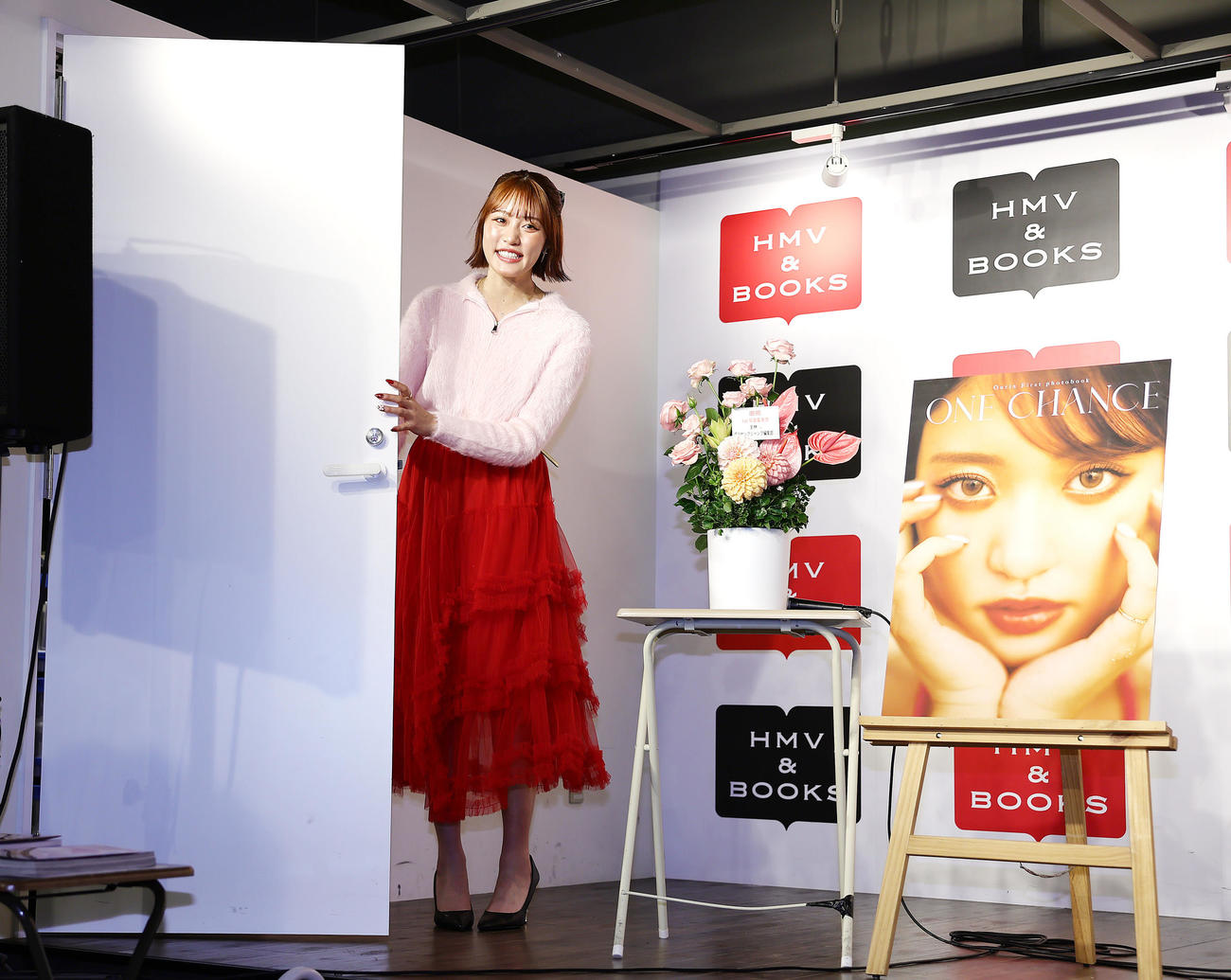 写真集発売記念イベントを終え、笑顔で降壇する王林（撮影・足立雅史）