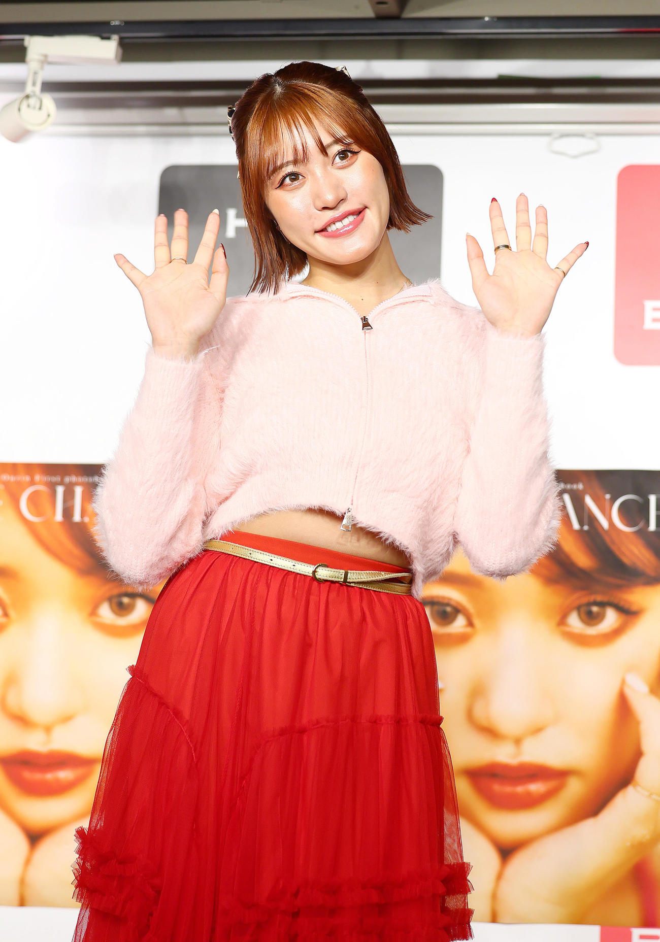 写真集発売記念イベントに登場し、笑顔を見せる王林（撮影・足立雅史）