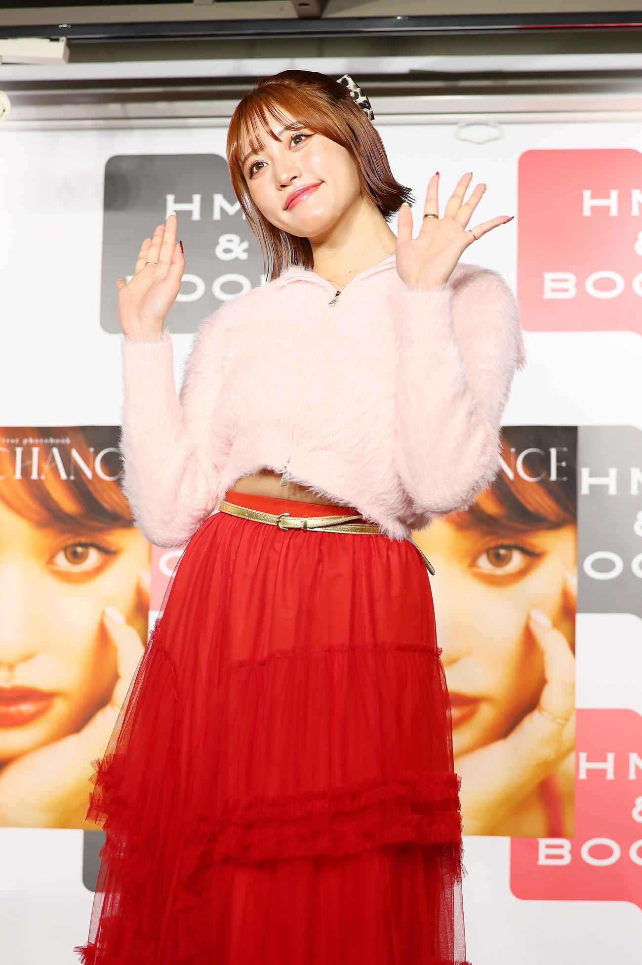 写真集発売記念イベントに登場し、笑顔を見せる王林（撮影・足立雅史）