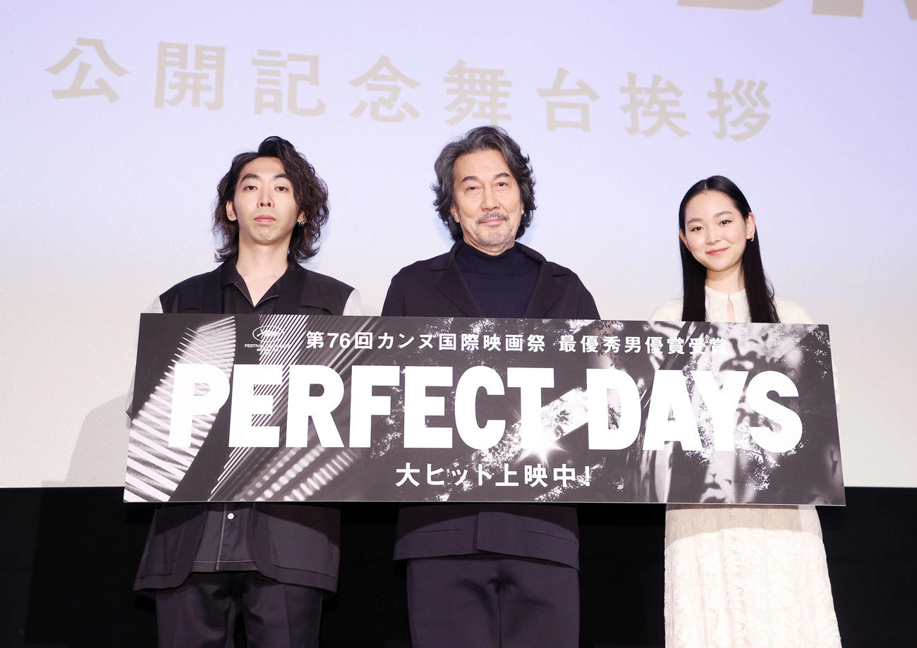 写真に納まる、左から柄本時生、役所広司、中野有紗（撮影・鈴木正人）