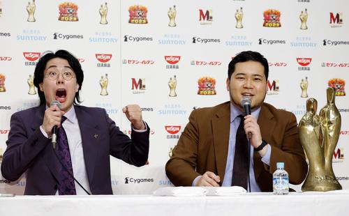 「M―1グランプリ2023」で優勝し、記者会見するお笑いコンビ「令和ロマン」の高比良くるまさん（左）と松井ケムリ（共同）