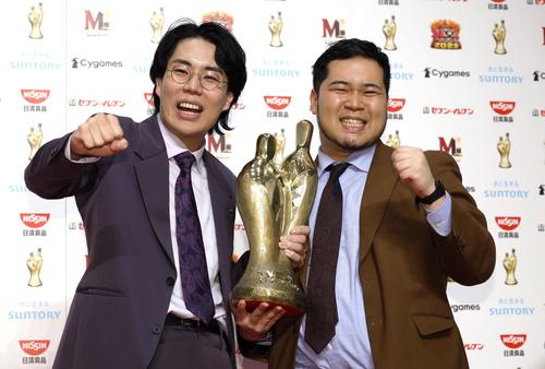 「M―1グランプリ2023」で優勝し、ポーズをとるお笑いコンビ「令和ロマン」の高比良くるま（左）と松井ケムリ（共同）
