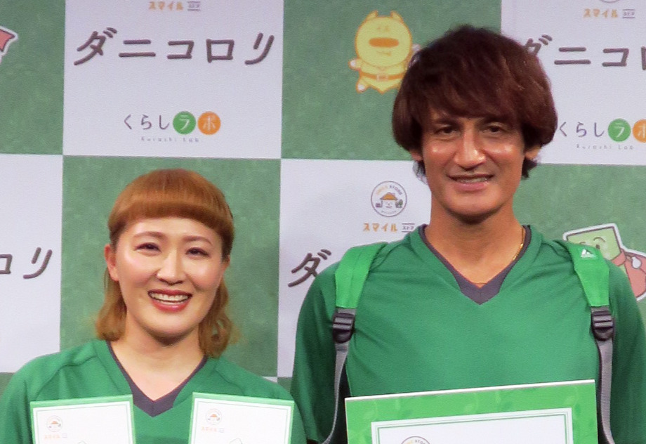 丸山桂里奈（左）と本並健治