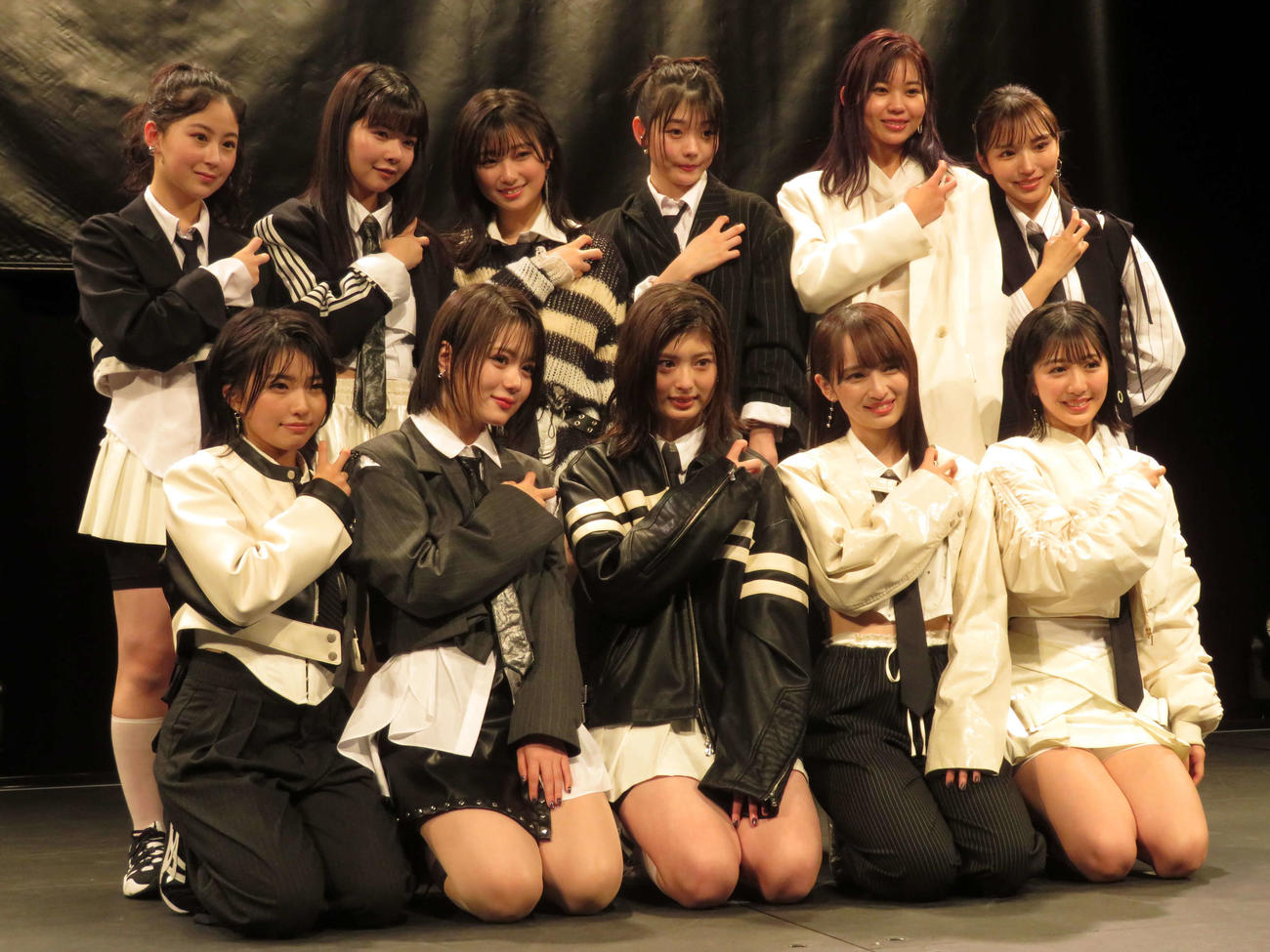 「WHITE SCORPION『デジタルブロマイドvol.1』特別握手会」を行ったWHITE SCORPIONの上段左からCOCO、NATSU、CHOCO、MOMO、NICO、ACO、下段左からNAVI、ACE、HANNA、ALLY、AOI