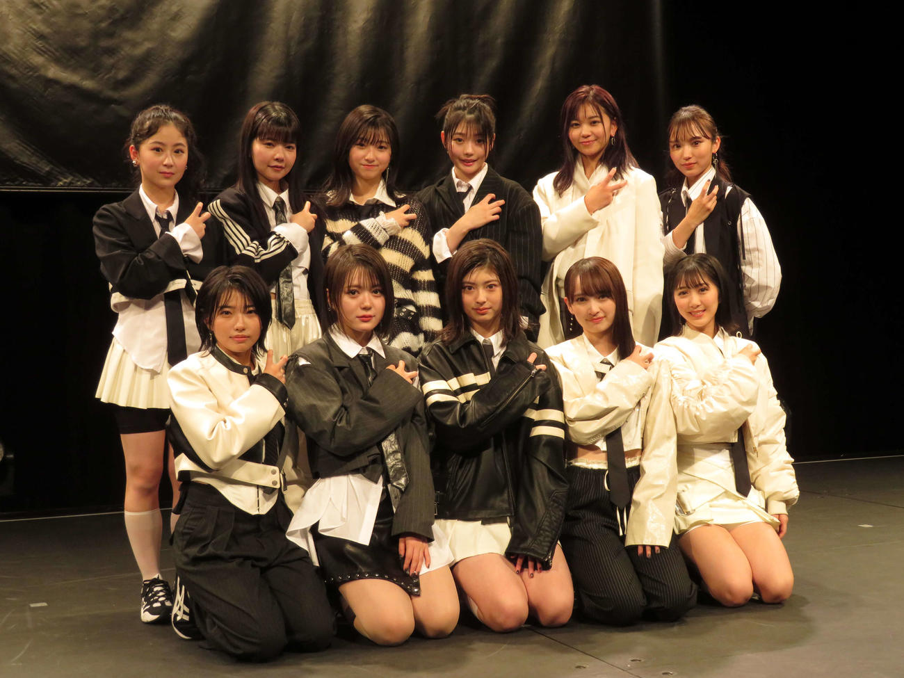 「WHITE SCORPION『デジタルブロマイドvol.1』特別握手会」を行ったWHITE SCORPIONの上段左からCOCO、NATSU、CHOCO、MOMO、NICO、ACO、下段左からNAVI、ACE、HANNA、ALLY、AOI
