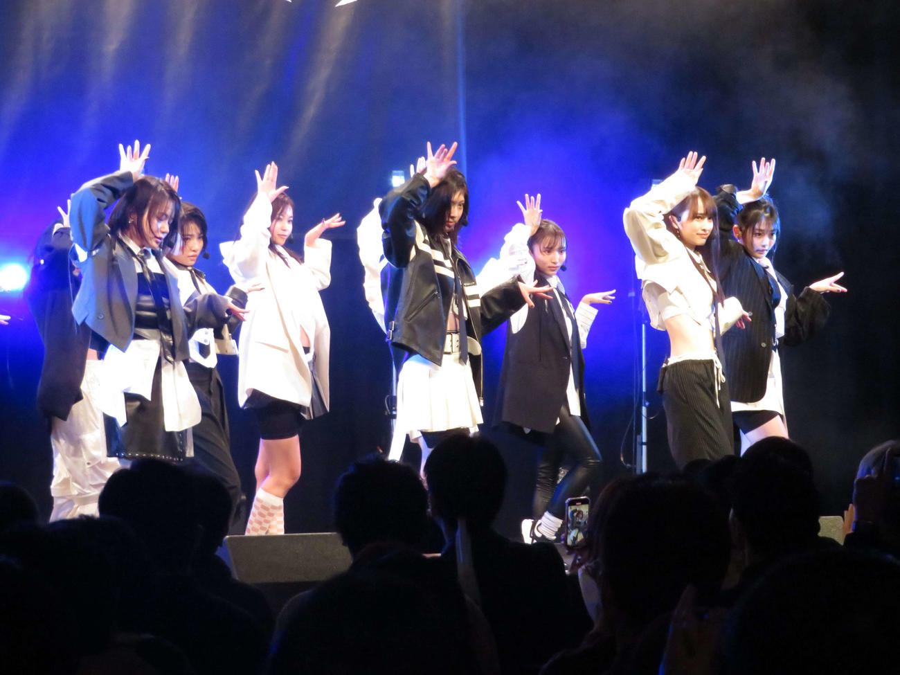 「WHITE SCORPION『デジタルブロマイドvol.1』特別握手会」で新曲「コヨーテが鳴いている」をパフォーマンスするWHITE SCORPION