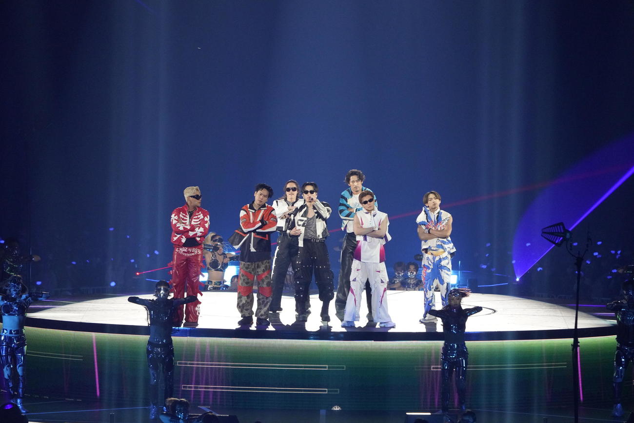 京セラドーム大阪でツアーファイナル公演を行った三代目　J SOUL BROTHERS。左からELLY、山下健二郎、今市隆二、φMI、小林直己、岩田剛典、NAOTO