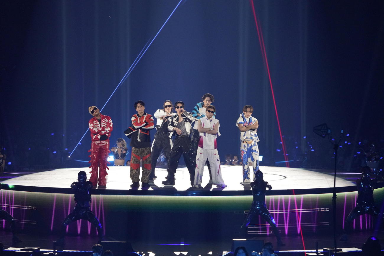 京セラドーム大阪でツアーファイナル公演を行った三代目　J SOUL BROTHERS。左からELLY、山下健二郎、今市隆二、φMI、小林直己、岩田剛典、NAOTO