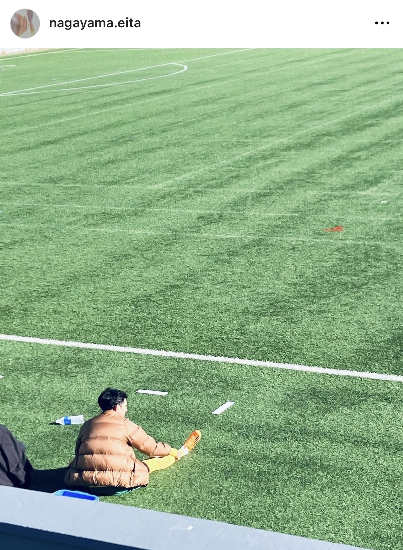 ストレッチする永山瑛太（永山瑛太のインスタグラムから）