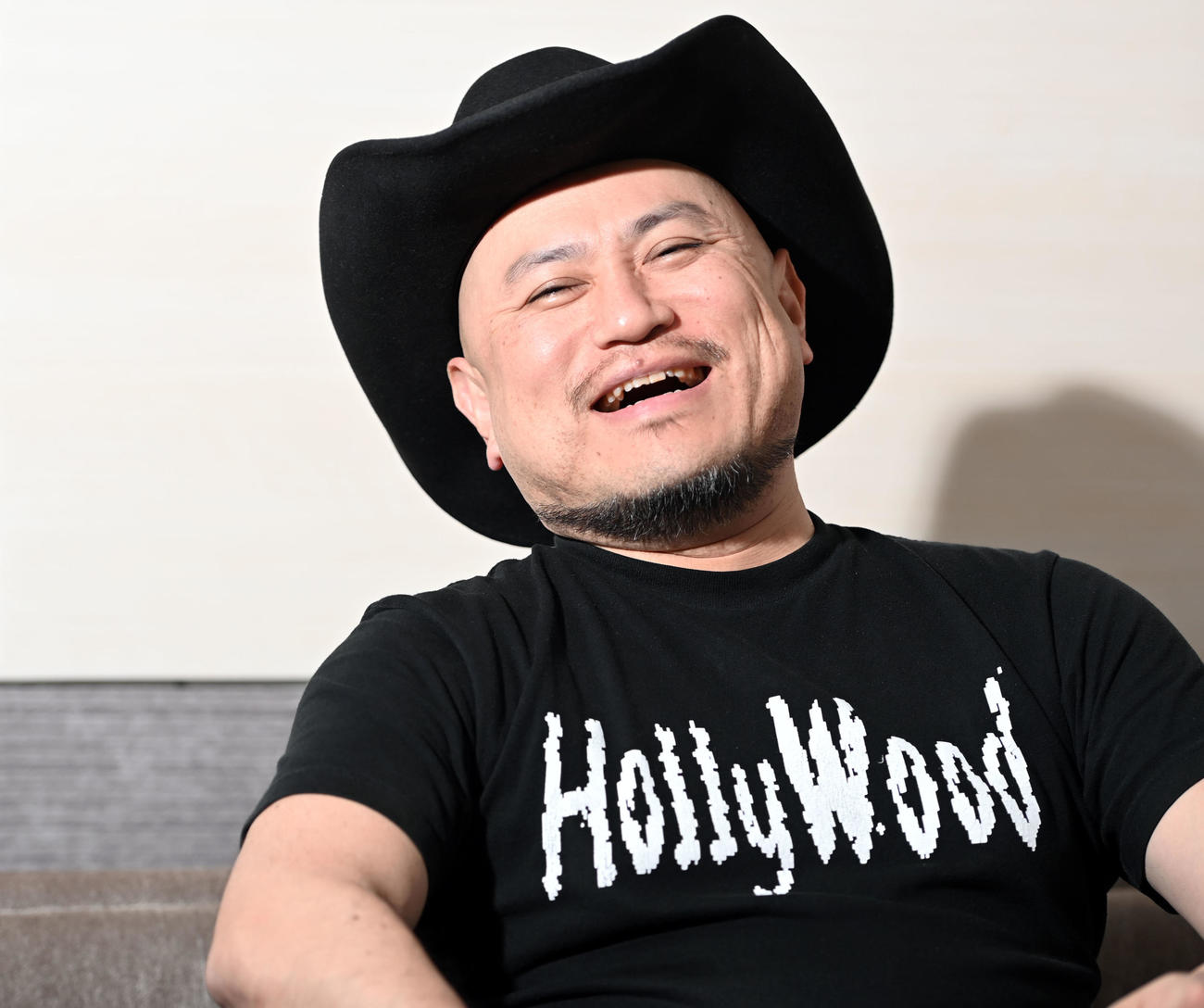 本紙インタビューで笑顔を見せるハリウッドザコシショウ（撮影・たえ見朱実）