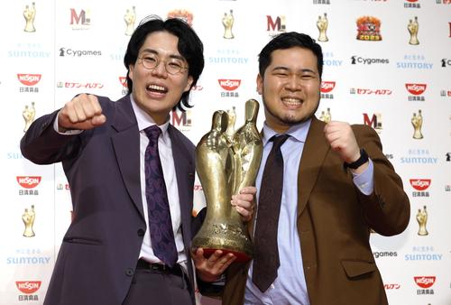 「M―1グランプリ2023」で優勝し、ポーズをとるお笑いコンビ「令和ロマン」の高比良くるま(左)と松井ケムリ(共同)