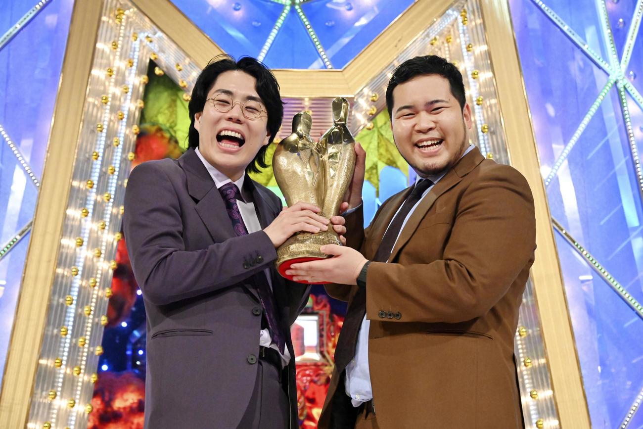 「M－1グランプリ2023」で優勝した、お笑いコンビ「令和ロマン」の高比良くるま（左）と松井ケムリ（M－1グランプリ事務局、共同）