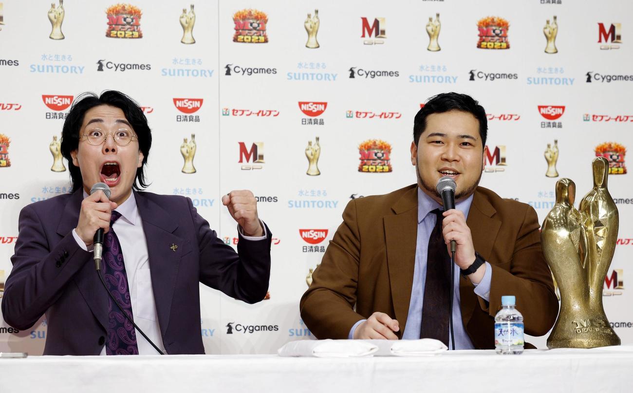 「M―1グランプリ2023」で優勝し、記者会見するお笑いコンビ「令和ロマン」の高比良くるまさん（左）と松井ケムリ（共同）
