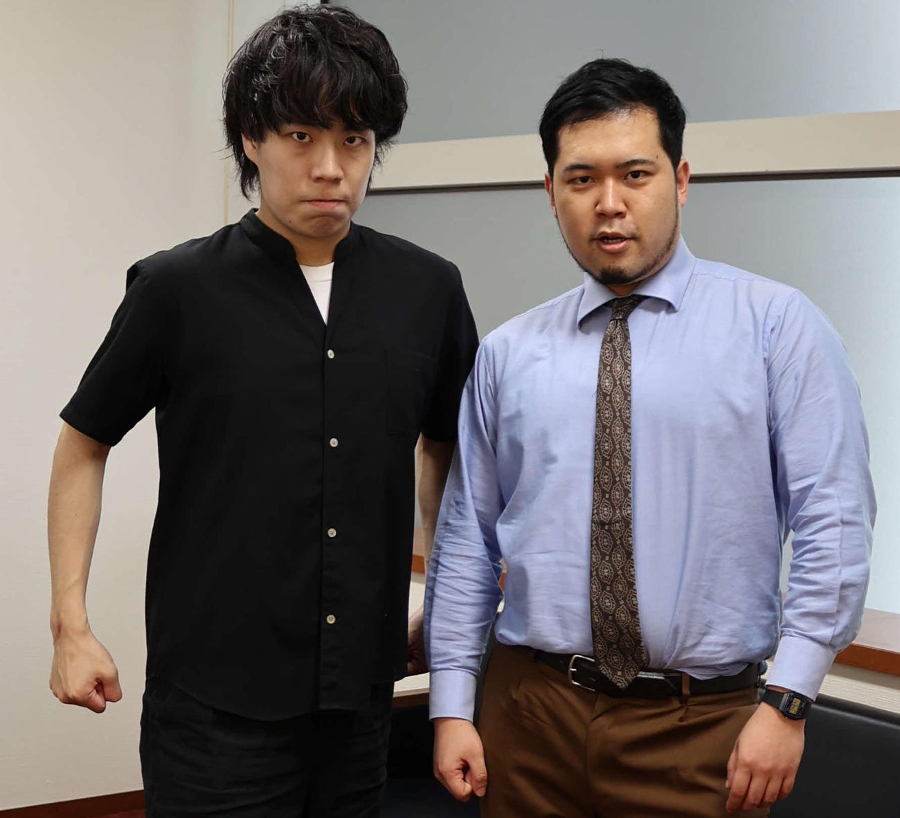 令和ロマンの高比良くるま(左）と松井ケムリ(22年7月撮影）