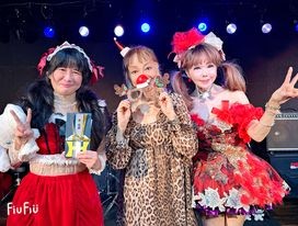 特別審査委員長の岩井志麻子氏（中）と優勝のにゃんにゃんさん（左）恵中瞳