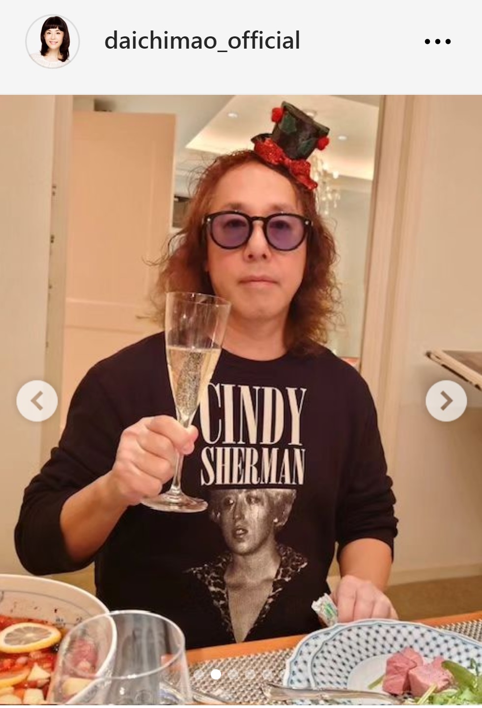 クリスマス仕様の小さな帽子を頭につけ、シャンパングラスを持つ夫の森田恭通氏（大地真央のインスタグラムから）