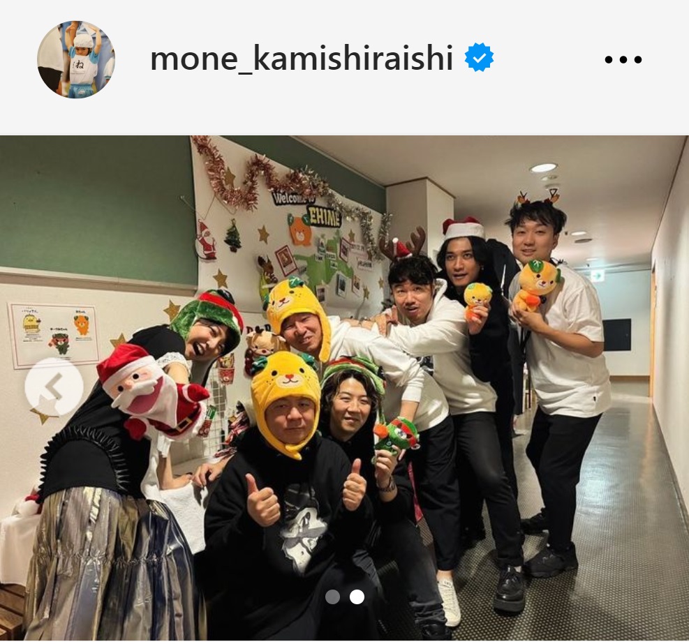 スタッフらと被り物して記念撮影する上白石萌音（上白石萌音のインスタグラムから）