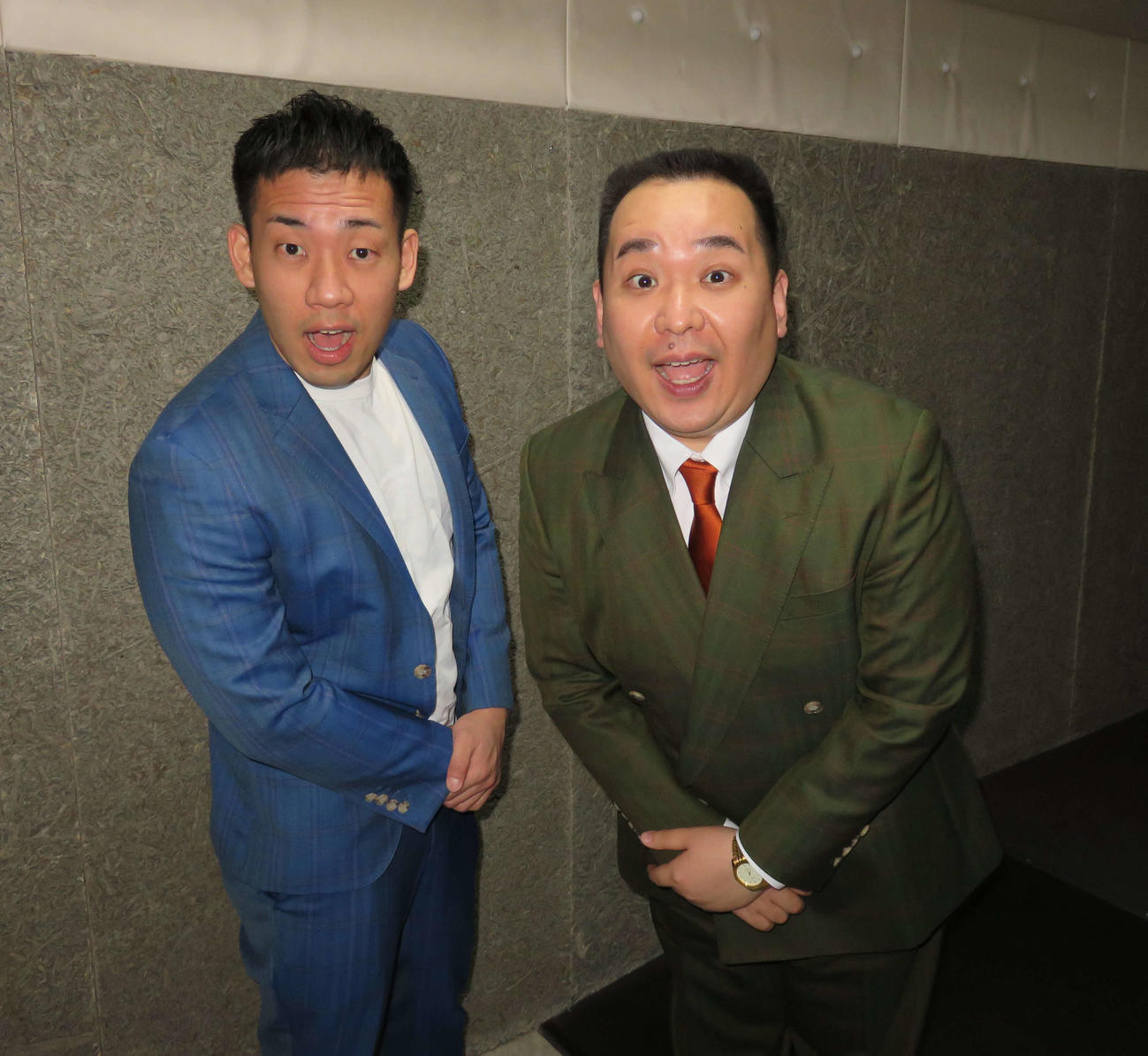 ミルクボーイ駒場孝（左）と内海崇（2022年4月撮影）