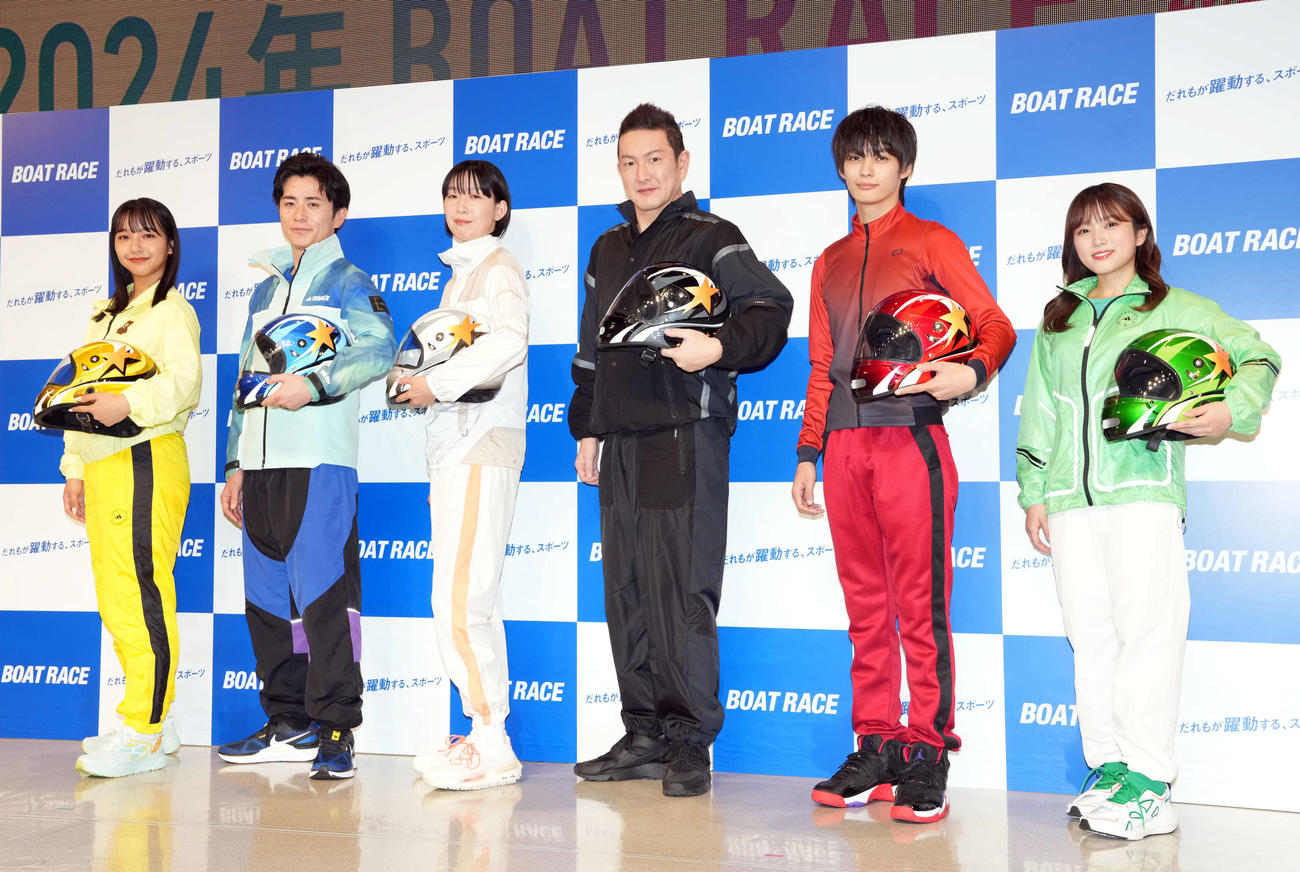 ボートレース2024年新CMシリーズの記者発表会でポーズを決める、左から山之内すず、藤森慎吾、江口のりこ、中村獅童、神尾楓珠、矢吹奈子（撮影・たえ見朱実）