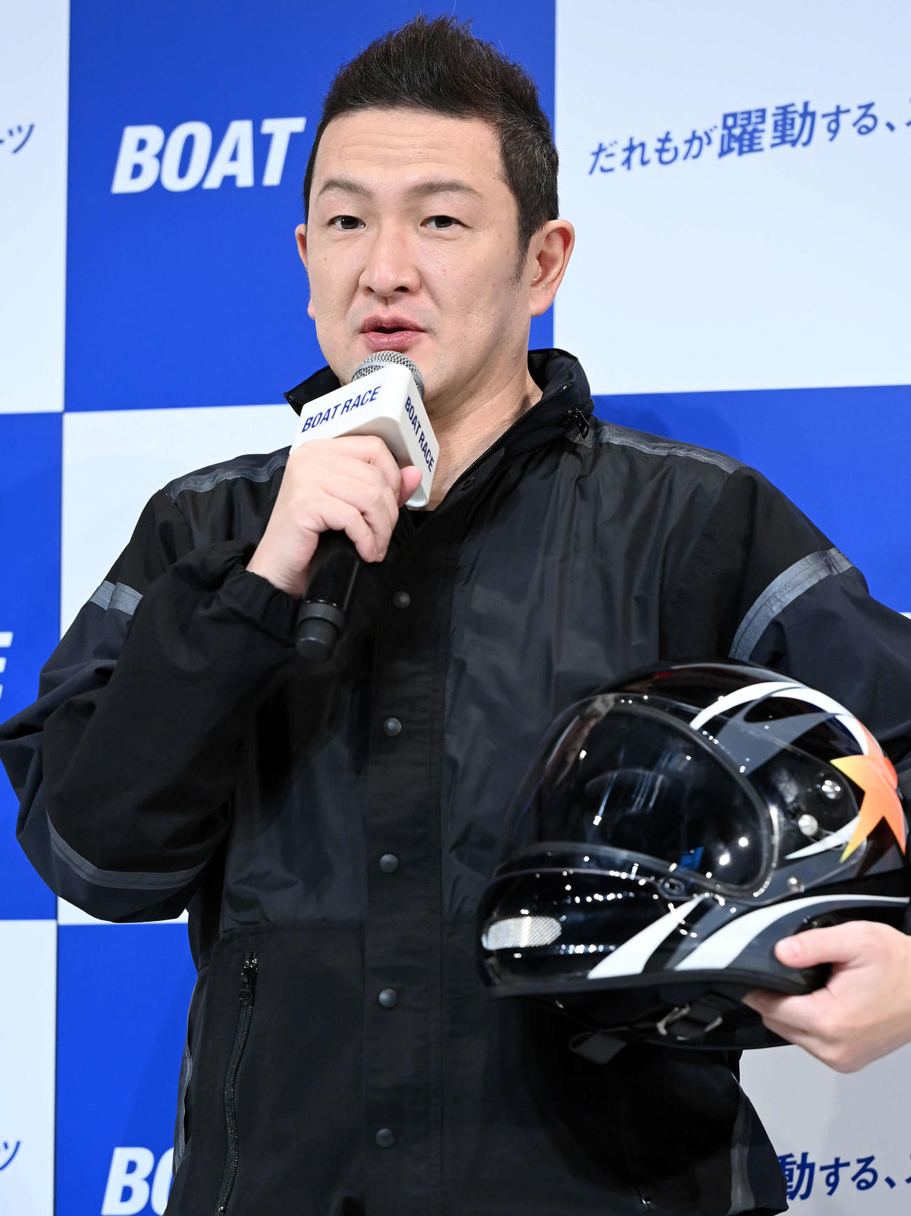 フォトセッションから登場しあいさつをする中村獅童（撮影・たえ見朱実）