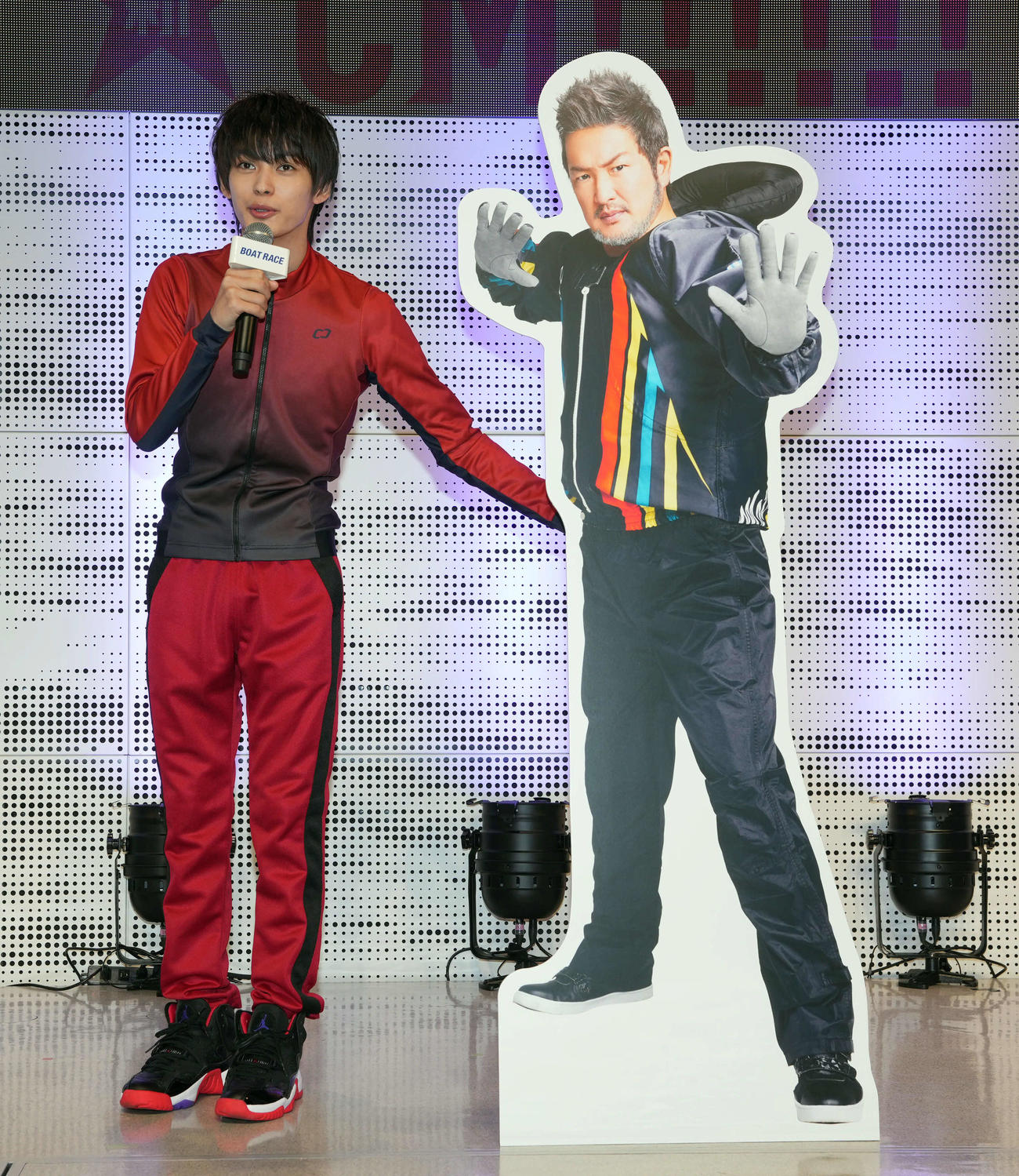 ボートレース2024年新CMシリーズの記者発表会に中村獅童のパネルを持って登場した神尾楓珠（撮影・たえ見朱実）