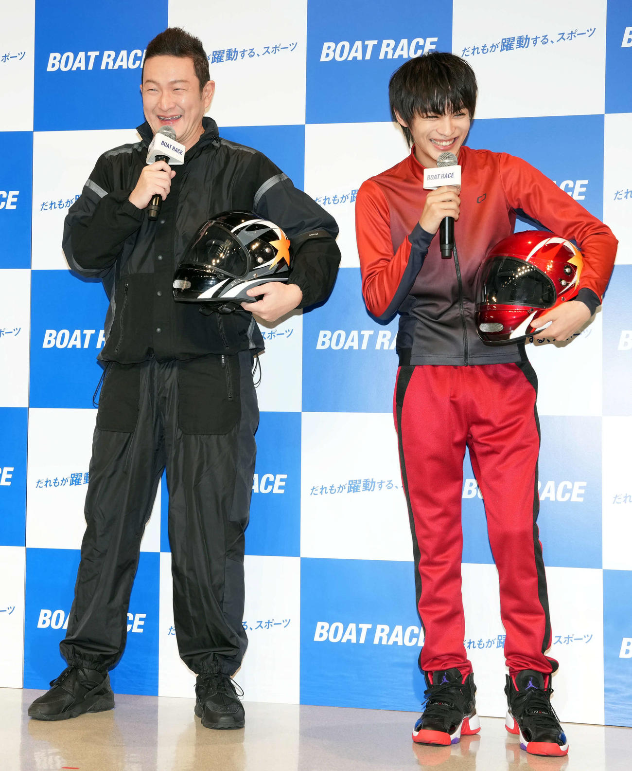 フォトセッションから登場し笑顔を見せる中村獅童。右は神尾楓珠（撮影・たえ見朱実）