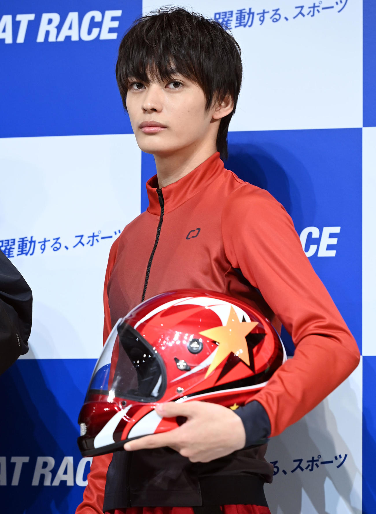 ポーズを決める神尾楓珠（撮影・たえ見朱実）