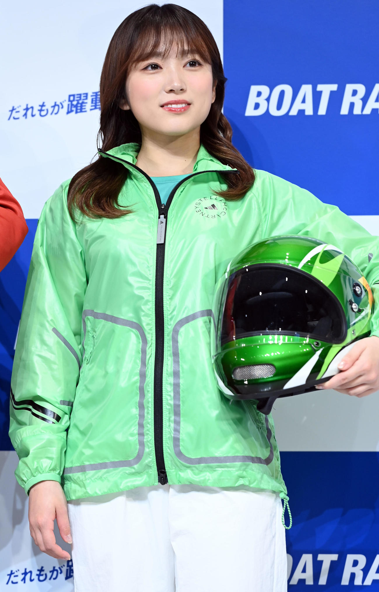 ポーズを決める矢吹奈子（撮影・たえ見朱実）