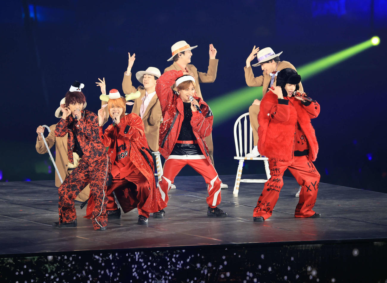 クリスマスにふさわしい華やかなステージを見せるSexy Zone。左から佐藤勝利、松島聡、中島健人、菊池風磨（撮影・浅見桂子）
